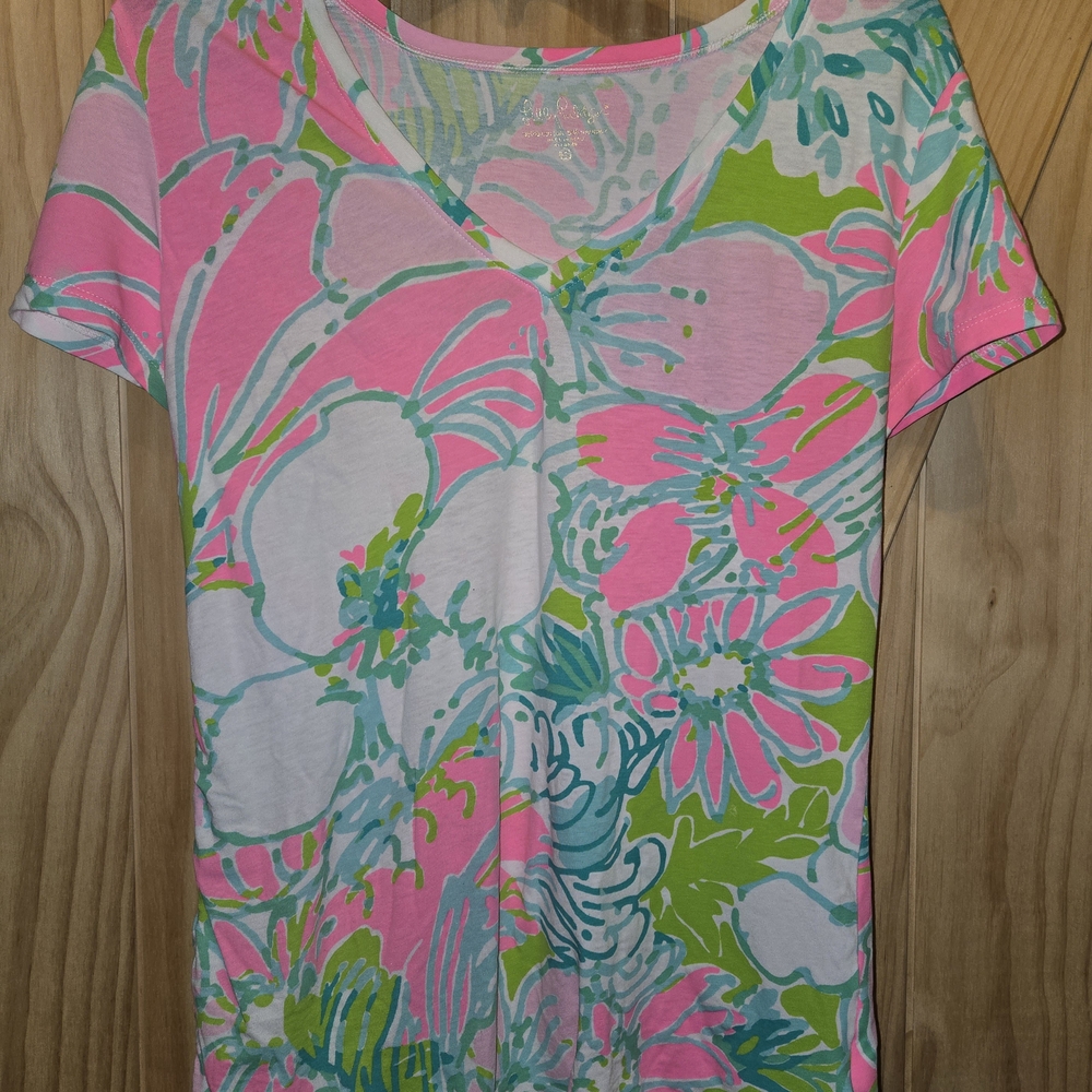 Lilly Pulitzer Etta V Neck Tee Top Shirt Size Small Like New